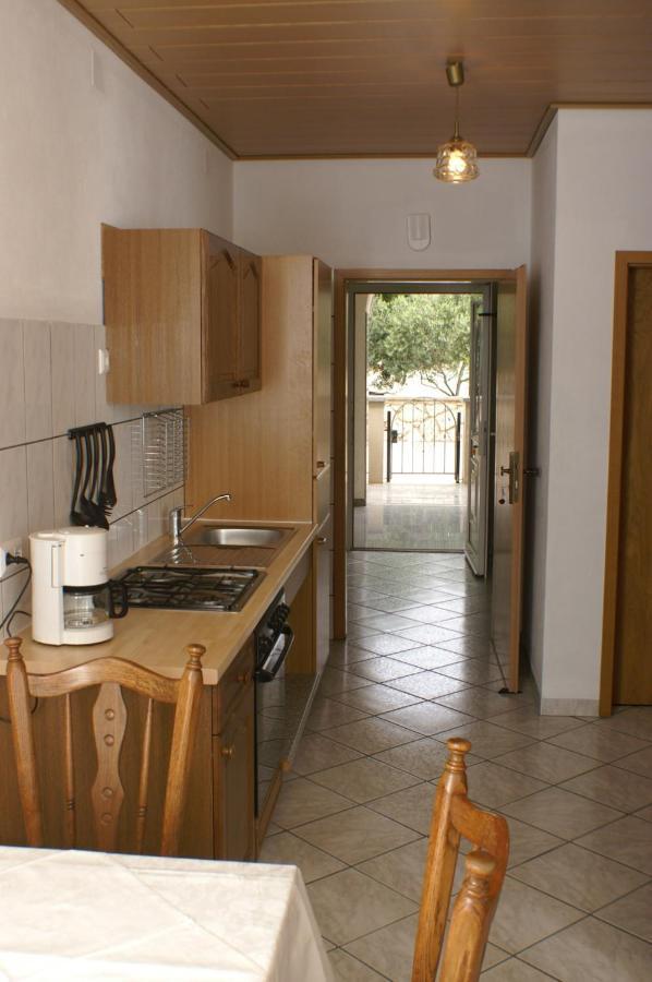 Apartments By The Sea Mandre, Pag - 4098 ภายนอก รูปภาพ